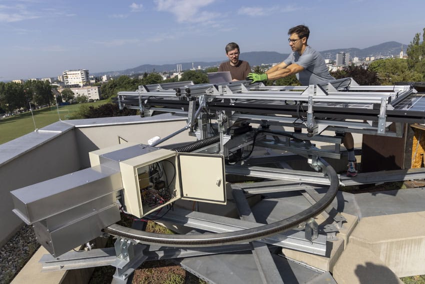 Forscher vor PV-Anlage